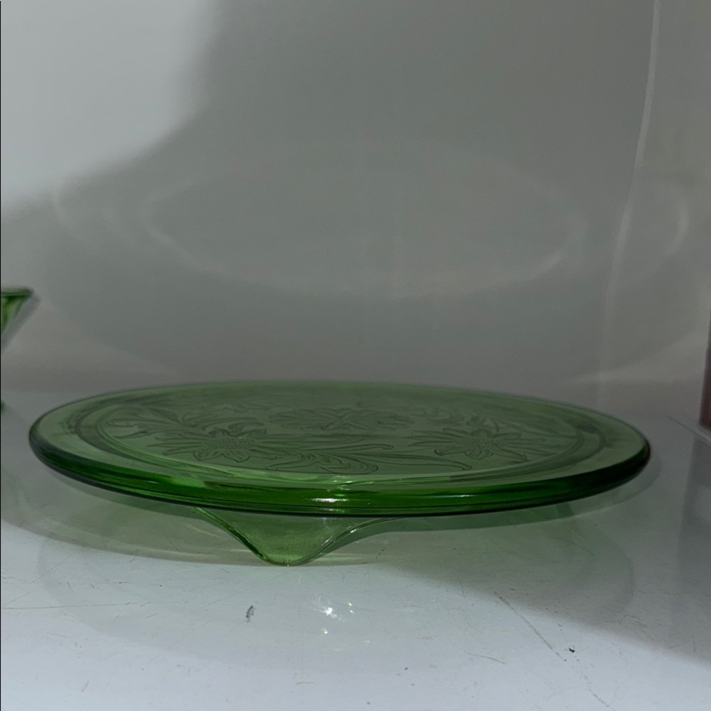 RARE Vintage Uranium
Depression Glass
Sunflower 10" Footed - Picture 2 of 4